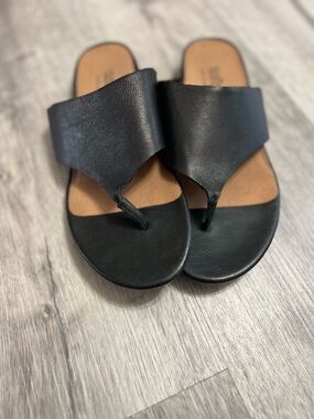 Softwalk leather thong sandal size 8